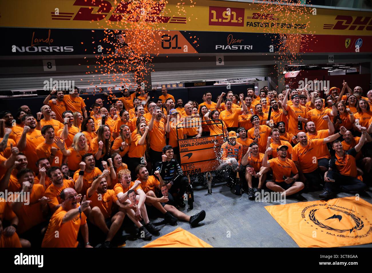 McLaren F1 Team Constructor World Champions Celebration durante il Gran Premio di Formula 1 di Singapore 2025, 18° round del Campionato del mondo FIA di Formula 1 2025 dal 3 al 5 ottobre 2025 sul circuito di Marina Bay Street, a Singapore Foto Stock
