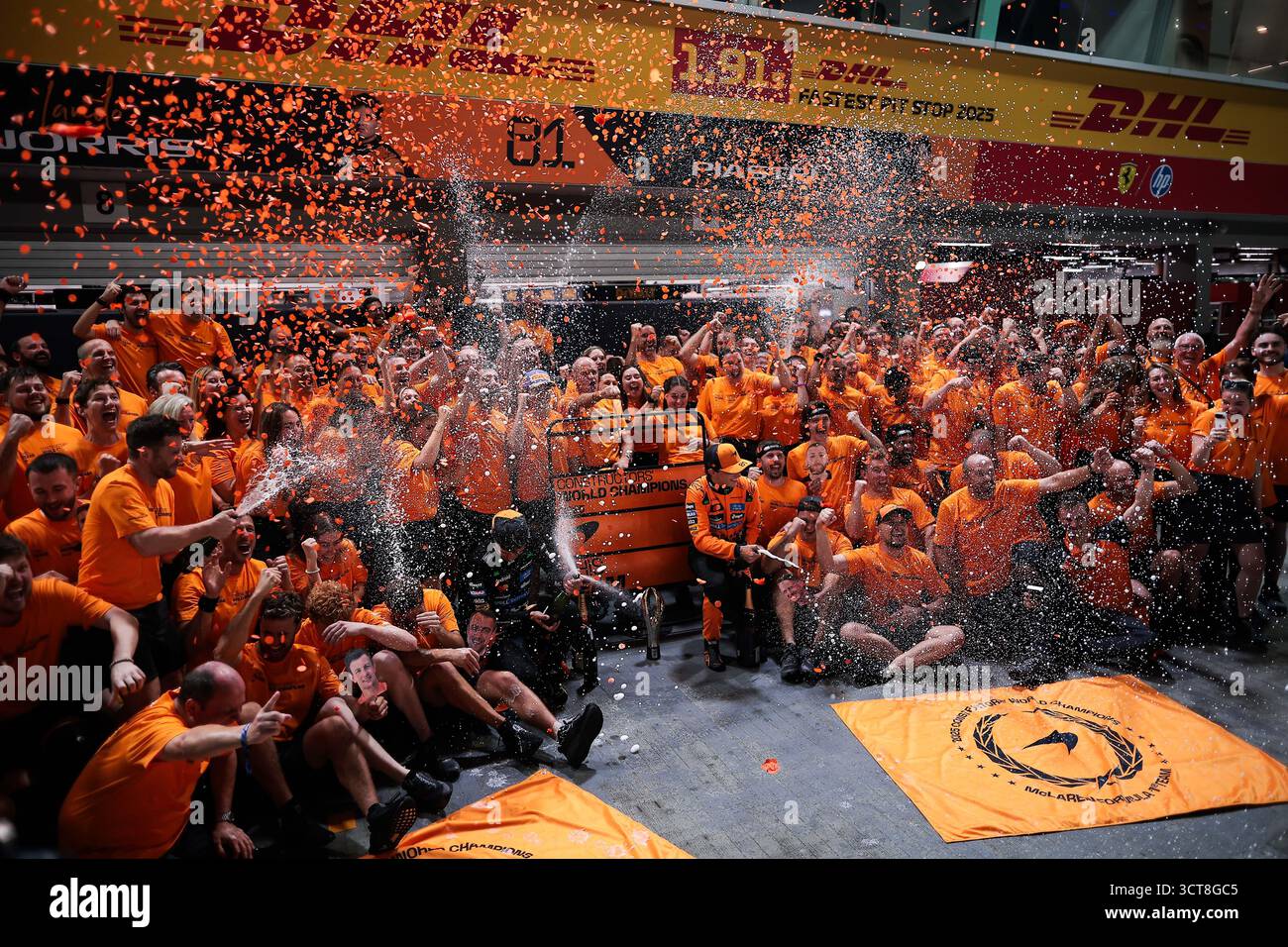 McLaren F1 Team Constructor World Champions Celebration durante il Gran Premio di Formula 1 di Singapore 2025, 18° round del Campionato del mondo FIA di Formula 1 2025 dal 3 al 5 ottobre 2025 sul circuito di Marina Bay Street, a Singapore Foto Stock