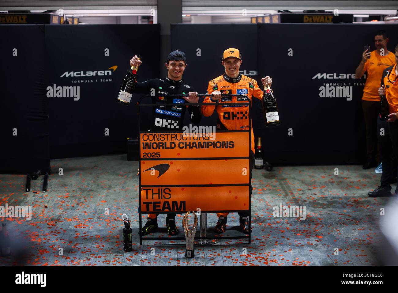 NORRIS Lando (gbr), McLaren F1 Team MCL39, Portrait e PIASTRI Oscar (aus), McLaren F1 Team MCL39, Portrait McLaren F1 Team Constructor World Champions Celebration durante il Gran Premio di Formula 1 2025 di Singapore, 18° round del Campionato del mondo di Formula 1 2025 dal 3 al 5 ottobre 2025 sul Marina Bay Street Circuit, a Singapore Foto Stock