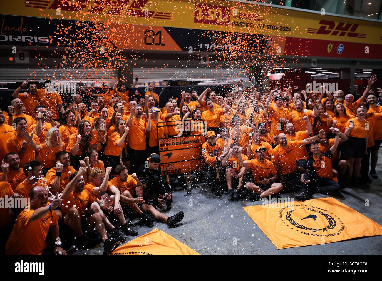 McLaren F1 Team Constructor World Champions Celebration durante il Gran Premio di Formula 1 di Singapore 2025, 18° round del Campionato del mondo FIA di Formula 1 2025 dal 3 al 5 ottobre 2025 sul circuito di Marina Bay Street, a Singapore Foto Stock