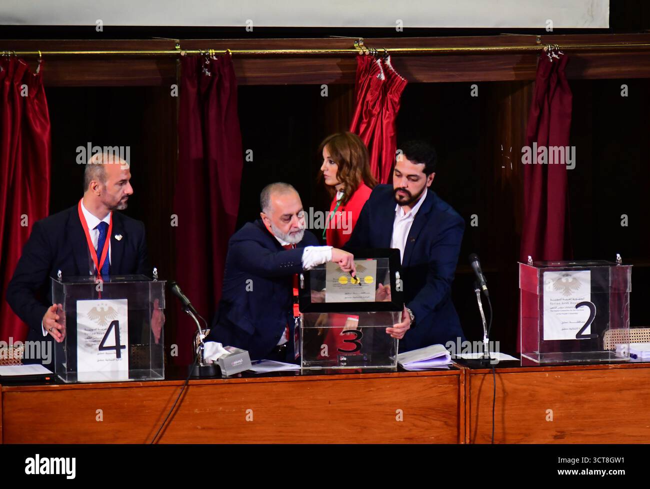Damasco. 5 ottobre 2025. Questa foto scattata il 5 ottobre 2025 mostra una scena in un sito di voto per l'elezione della nuova legislatura siriana a Damasco, in Siria. Domenica le autorità di transizione siriane hanno lanciato le prime elezioni parlamentari del paese dopo la caduta dell'ex presidente Bashar al-Assad lo scorso dicembre, segnando una nuova tappa nella transizione politica post-bellica del paese. Crediti: Ammar Safarjalani/Xinhua/Alamy Live News Foto Stock