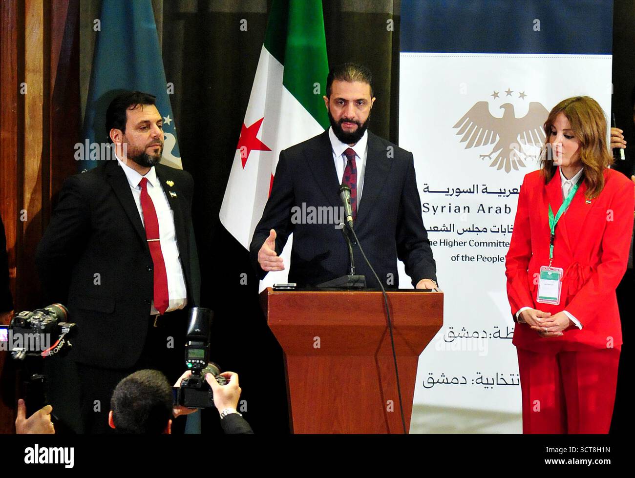 Damasco, Siria. 5 ottobre 2025. Il leader siriano Ahmed al-Sharaa (C) è raffigurato in un sito di votazione per l'elezione della nuova legislatura siriana a Damasco, Siria, 5 ottobre 2025. Domenica le autorità di transizione siriane hanno lanciato le prime elezioni parlamentari del paese dopo la caduta dell'ex presidente Bashar al-Assad lo scorso dicembre, segnando una nuova tappa nella transizione politica post-bellica del paese. Crediti: Ammar Safarjalani/Xinhua/Alamy Live News Foto Stock