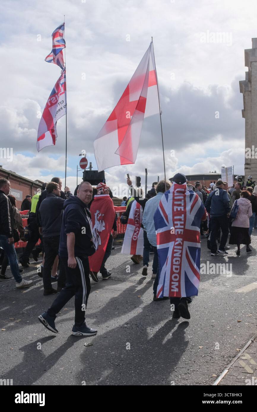 Bristol, Regno Unito. 5 ottobre. I cosiddetti patrioti, con San Giorgio e le bandiere dell'Unione si riuniscono al Cenotafio di Bristol, per protestare contro l'immigrazione. Gli attivisti, molti che si identificano come antifascisti, che credono che migranti e rifugiati debbano essere accolti, hanno organizzato una contro-protesta. Avon e la polizia di Somerset hanno adottato misure per consentire una protesta pacifica, ma intendono tenere tutti al sicuro tenendo separate le due parti. Crediti: JMF News/Alamy Live News Foto Stock
