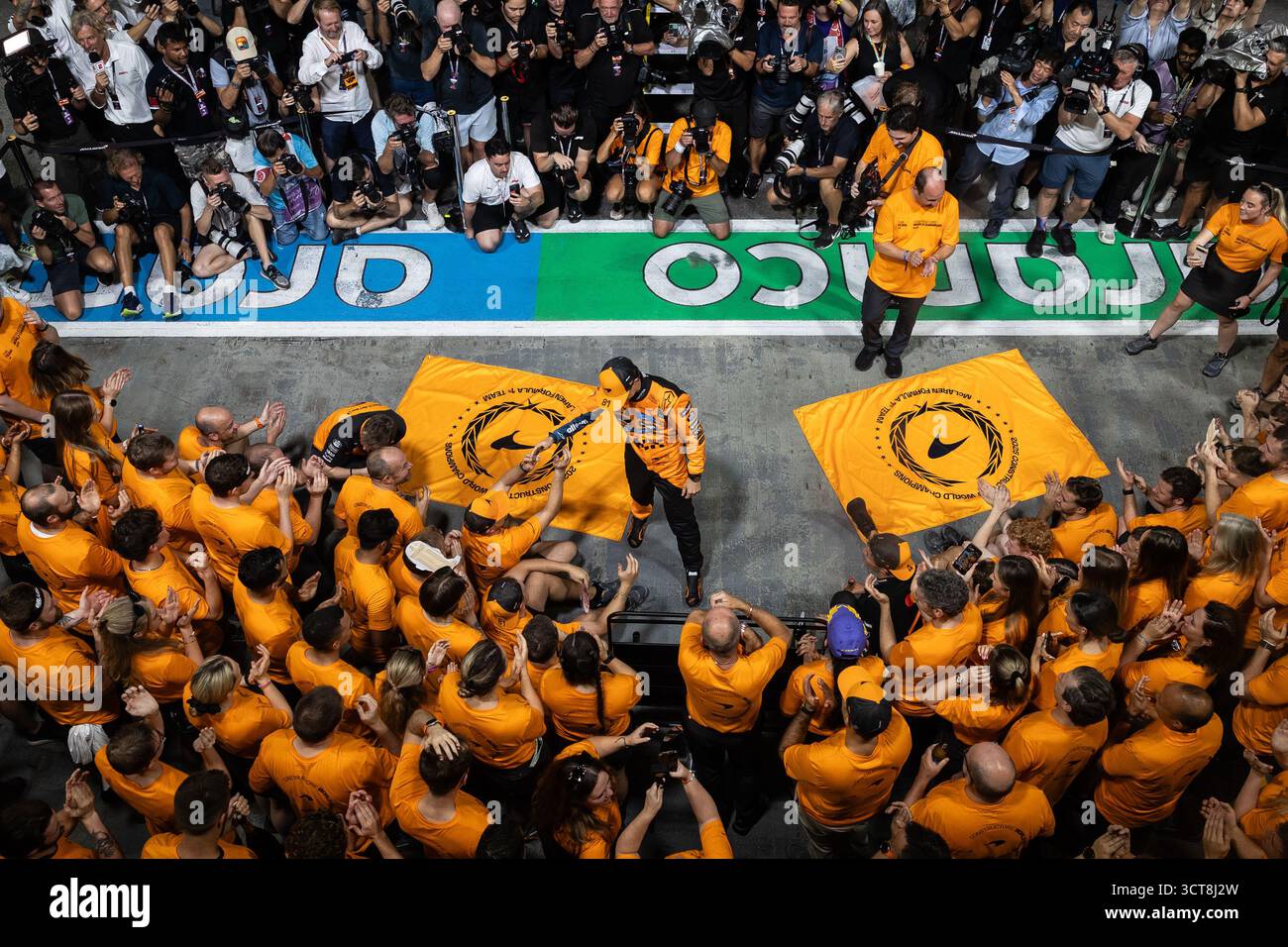 McLaren F1 Team, 2025 costruttori campioni del mondo, PIASTRI Oscar (aus), McLaren F1 Team MCL39, ritratto, NORRIS Lando (gbr), McLaren F1 Team MCL39, ritratto durante il Gran Premio di Formula 1 2025 di Singapore, 18° round del Campionato del mondo di Formula 1 2025 dal 3 al 5 ottobre 2025 sul Marina Bay Street Circuit, a Singapore Foto Stock