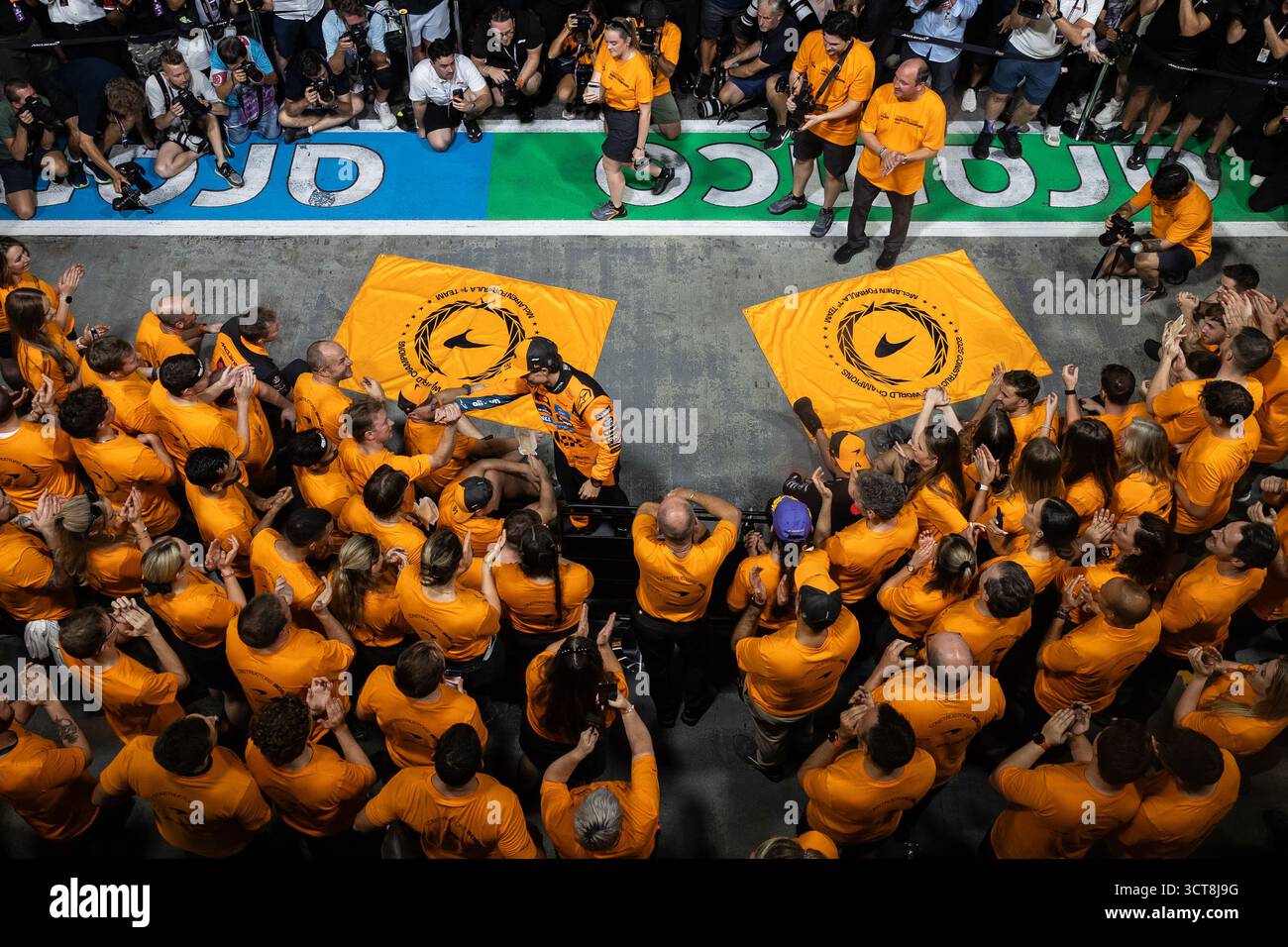 McLaren F1 Team, 2025 costruttori campioni del mondo, PIASTRI Oscar (aus), McLaren F1 Team MCL39, ritratto, NORRIS Lando (gbr), McLaren F1 Team MCL39, ritratto durante il Gran Premio di Formula 1 2025 di Singapore, 18° round del Campionato del mondo di Formula 1 2025 dal 3 al 5 ottobre 2025 sul Marina Bay Street Circuit, a Singapore Foto Stock