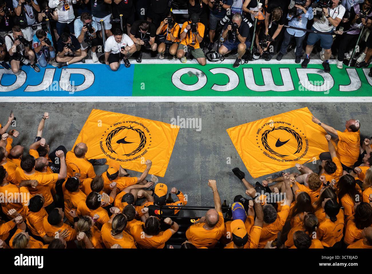 McLaren F1 Team, 2025 costruttori campioni del mondo, PIASTRI Oscar (aus), McLaren F1 Team MCL39, ritratto, NORRIS Lando (gbr), McLaren F1 Team MCL39, ritratto durante il Gran Premio di Formula 1 2025 di Singapore, 18° round del Campionato del mondo di Formula 1 2025 dal 3 al 5 ottobre 2025 sul Marina Bay Street Circuit, a Singapore Foto Stock
