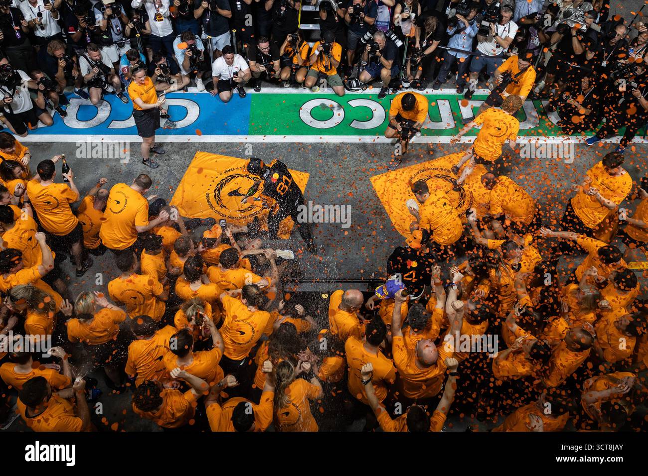 McLaren F1 Team, 2025 costruttori campioni del mondo, PIASTRI Oscar (aus), McLaren F1 Team MCL39, ritratto, NORRIS Lando (gbr), McLaren F1 Team MCL39, ritratto durante il Gran Premio di Formula 1 2025 di Singapore, 18° round del Campionato del mondo di Formula 1 2025 dal 3 al 5 ottobre 2025 sul Marina Bay Street Circuit, a Singapore Foto Stock
