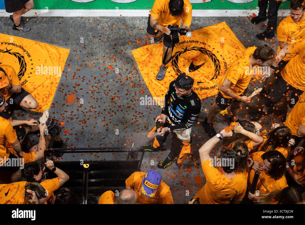 McLaren F1 Team, 2025 Constructors World Champions, NORRIS Lando (gbr), McLaren F1 Team MCL39, ritratto durante il Gran Premio di Formula 1 di Singapore 2025, 18° round del Campionato del mondo di Formula 1 2025 FIA dal 3 al 5 ottobre 2025 sul Marina Bay Street Circuit, a Singapore Foto Stock