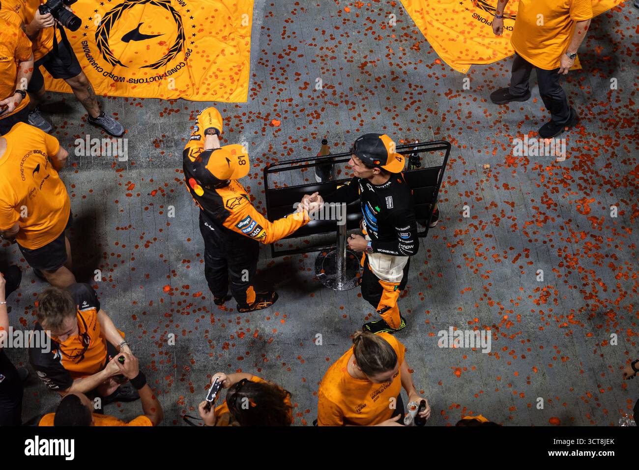 McLaren F1 Team, 2025 costruttori campioni del mondo, PIASTRI Oscar (aus), McLaren F1 Team MCL39, ritratto, NORRIS Lando (gbr), McLaren F1 Team MCL39, ritratto durante il Gran Premio di Formula 1 2025 di Singapore, 18° round del Campionato del mondo di Formula 1 2025 dal 3 al 5 ottobre 2025 sul Marina Bay Street Circuit, a Singapore Foto Stock