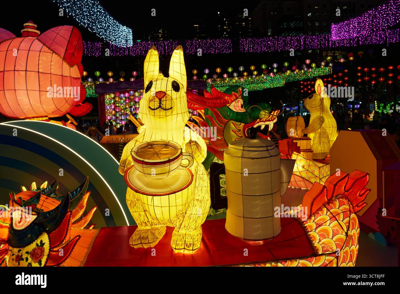 Una lanterna nella serie HK Intangible Cultural Heritage, un coniglio che tiene una tazza di tè al latte in stile Hong Kong con la teiera al Lantern Carnival 2025. Foto Stock