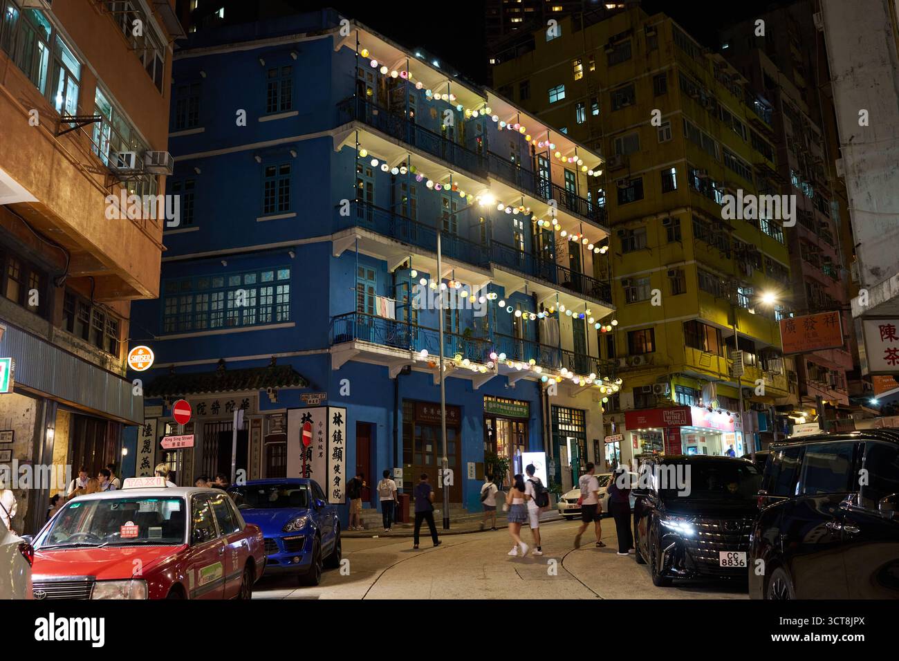 WAN Chai, Hong Kong - settembre 30 2025: Blue House in lanterne luminose di notte per celebrare il Festival di metà autunno. Foto Stock