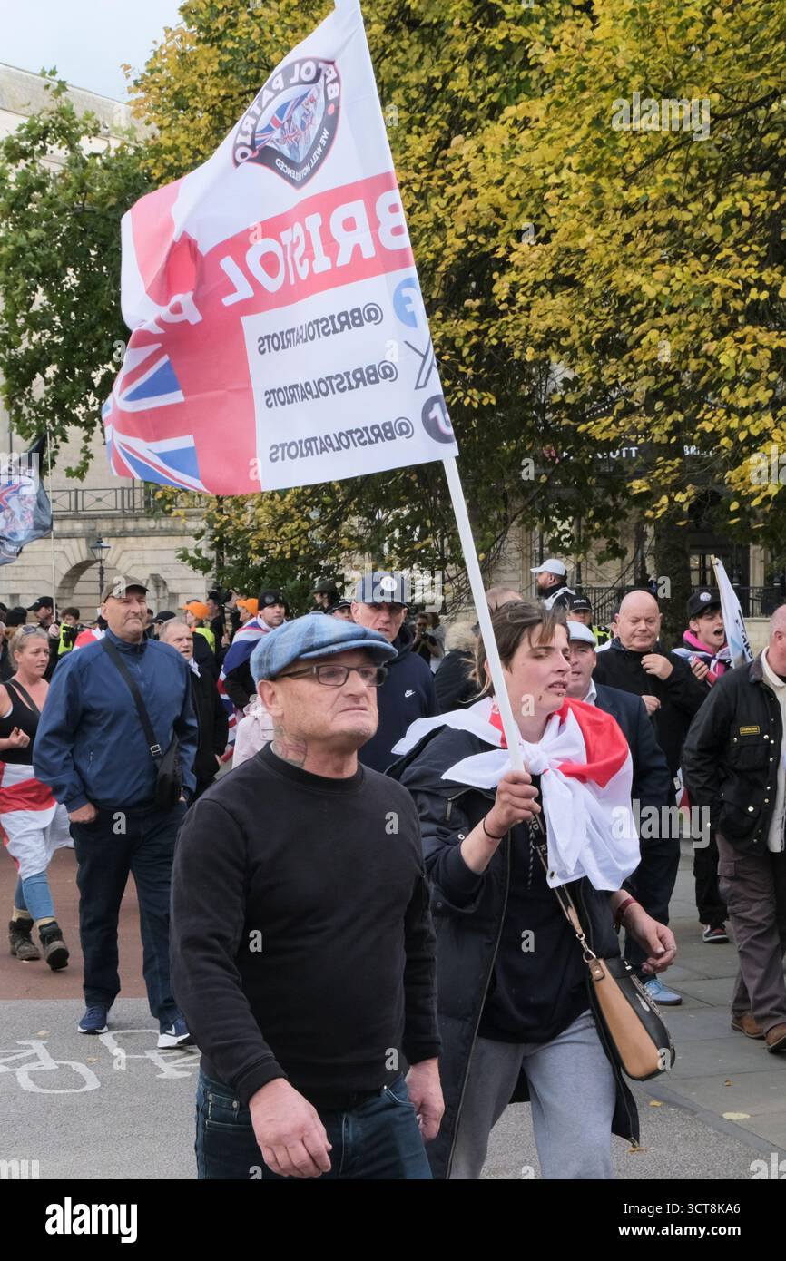 Bristol, Regno Unito. 5 ottobre. I cosiddetti patrioti, con San Giorgio e le bandiere dell'Unione si riuniscono al Cenotafio di Bristol, per protestare contro l'immigrazione. Gli attivisti, molti che si identificano come antifascisti, che credono che migranti e rifugiati debbano essere accolti, hanno organizzato una contro-protesta. Avon e la polizia di Somerset hanno adottato misure per consentire una protesta pacifica, ma intendono tenere tutti al sicuro tenendo separate le due parti. Crediti: JMF News/Alamy Live News Foto Stock