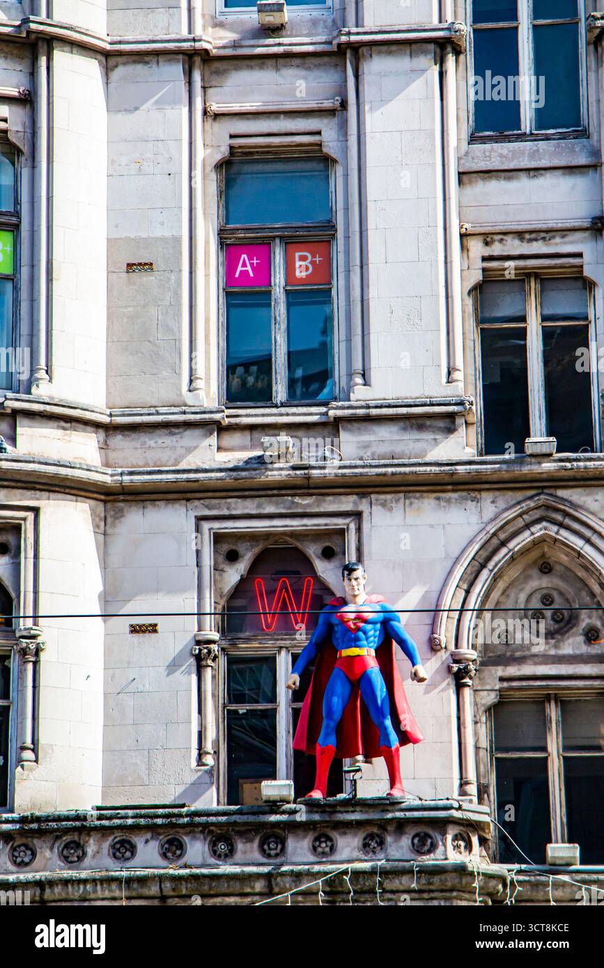 Un modello di Superman fuori dal National Wax Museum nel centro di Dublino, Repubblica d'Irlanda Foto Stock