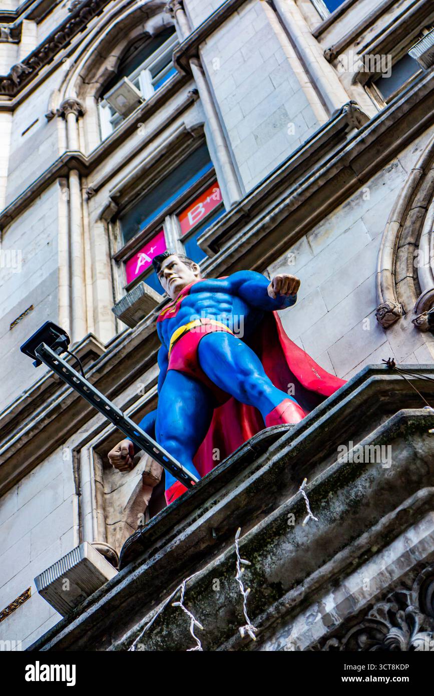 Un modello di Superman fuori dal National Wax Museum nel centro di Dublino, Repubblica d'Irlanda Foto Stock
