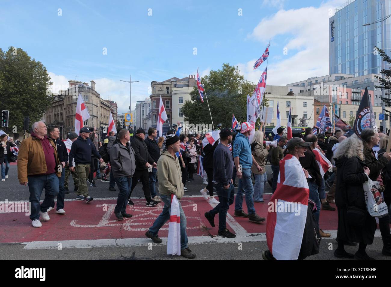 Bristol, Regno Unito. 5 ottobre. I cosiddetti patrioti, con San Giorgio e le bandiere dell'Unione si riuniscono al Cenotafio di Bristol, per protestare contro l'immigrazione. Gli attivisti, molti che si identificano come antifascisti, che credono che migranti e rifugiati debbano essere accolti, hanno organizzato una contro-protesta. Avon e la polizia di Somerset hanno adottato misure per consentire una protesta pacifica, ma intendono tenere tutti al sicuro tenendo separate le due parti. Crediti: JMF News/Alamy Live News Foto Stock