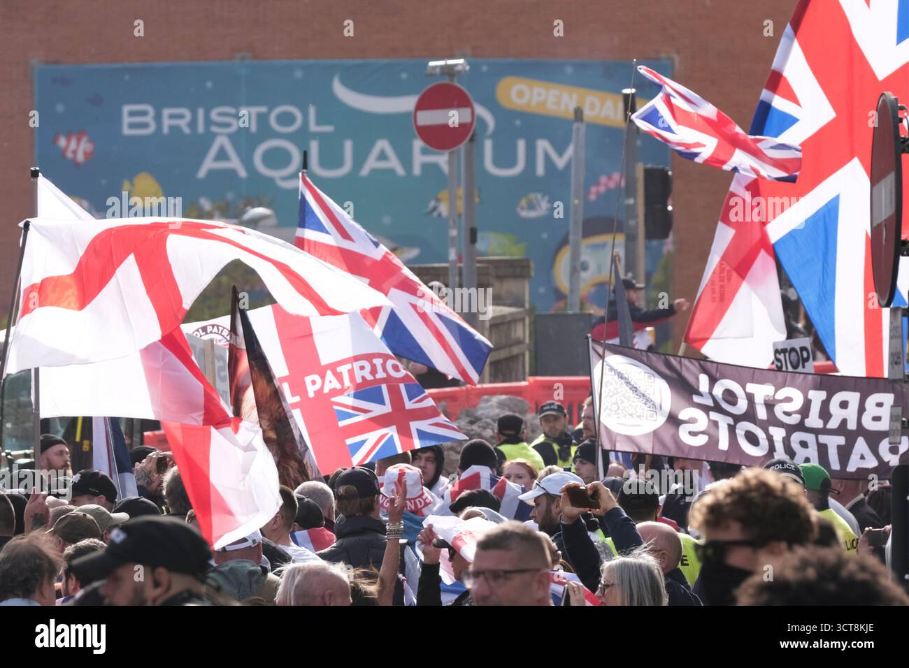 Bristol, Regno Unito. 5 ottobre 2025. I patrioti di destra con le bandiere di San Giorgio e dell'Unione si riuniscono al Cenotafio di Bristol, per protestare contro l'immigrazione. Gli attivisti, molti che si identificano come antifascisti, che credono che migranti e rifugiati debbano essere accolti, hanno organizzato una contro-protesta. Avon e la polizia di Somerset hanno adottato misure per consentire una protesta pacifica, ma intendono tenere tutti al sicuro tenendo separate le due parti. Crediti: JMF News/Alamy Live News Foto Stock