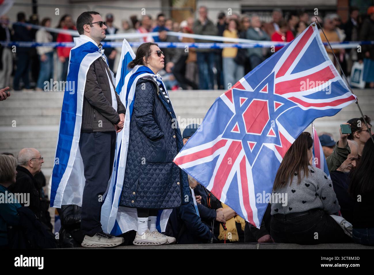 Londra, Regno Unito. 5 ottobre 2025. Gli ebrei britannici, i membri e i sostenitori della comunità israeliana a Londra tengono una veglia a Trafalgar Square per celebrare il secondo anniversario degli attentati del 7 ottobre e piangono le vittime dell’attentato terroristico della sinagoga di Manchester di giovedì. Organizzato dal Consiglio dei deputati e dal Consiglio della leadership ebraica (JLC), il memoriale ha visto i membri della comunità e gli alleati riunirsi nella piazza, riempiendola fino ai gradini della Galleria Nazionale. Crediti: Guy Corbishley/Alamy Live News Foto Stock