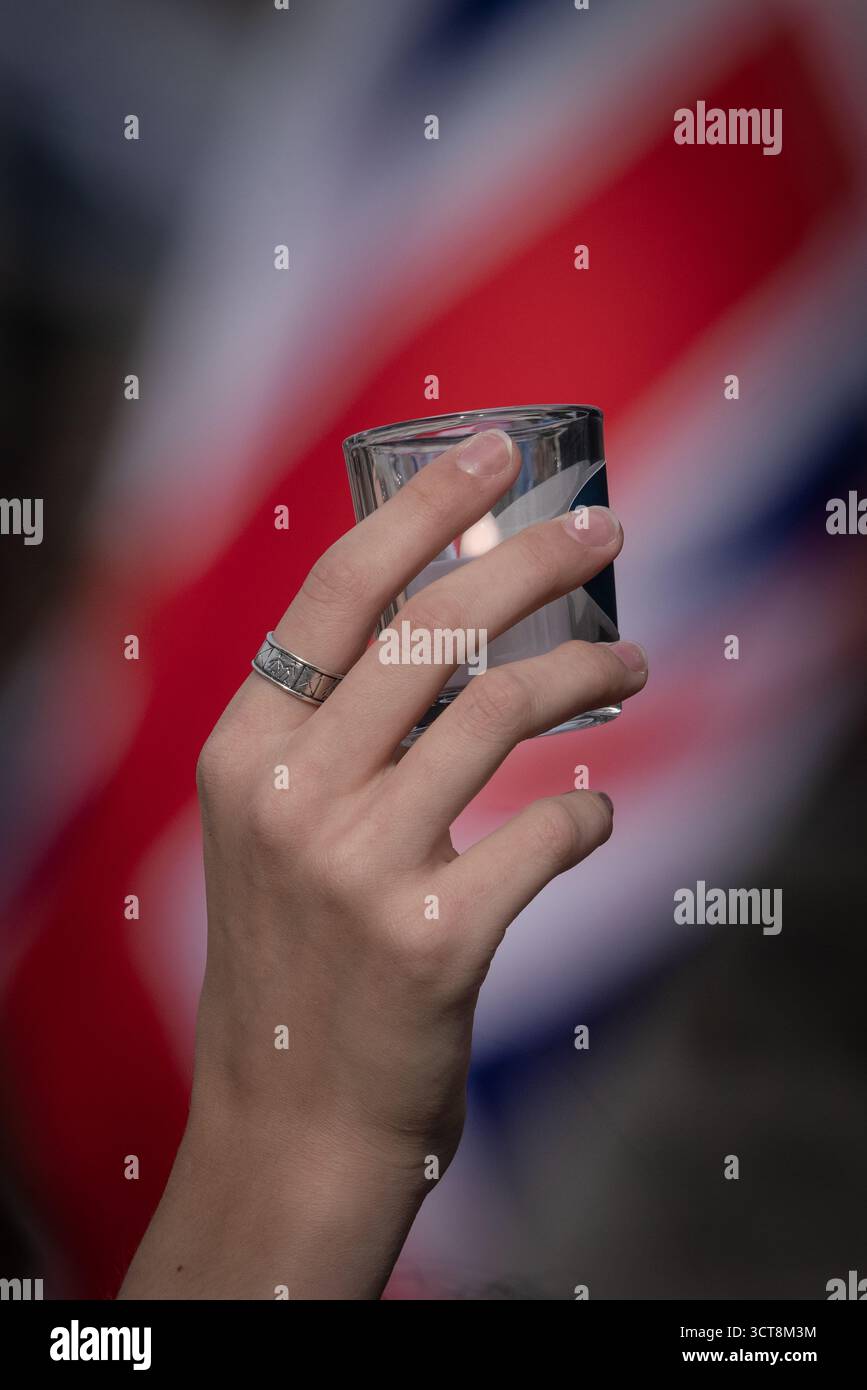 Londra, Regno Unito. 5 ottobre 2025. Gli ebrei britannici, i membri e i sostenitori della comunità israeliana a Londra tengono una veglia a Trafalgar Square per celebrare il secondo anniversario degli attentati del 7 ottobre e piangono le vittime dell’attentato terroristico della sinagoga di Manchester di giovedì. Organizzato dal Consiglio dei deputati e dal Consiglio della leadership ebraica (JLC), il memoriale ha visto i membri della comunità e gli alleati riunirsi nella piazza, riempiendola fino ai gradini della Galleria Nazionale. Crediti: Guy Corbishley/Alamy Live News Foto Stock