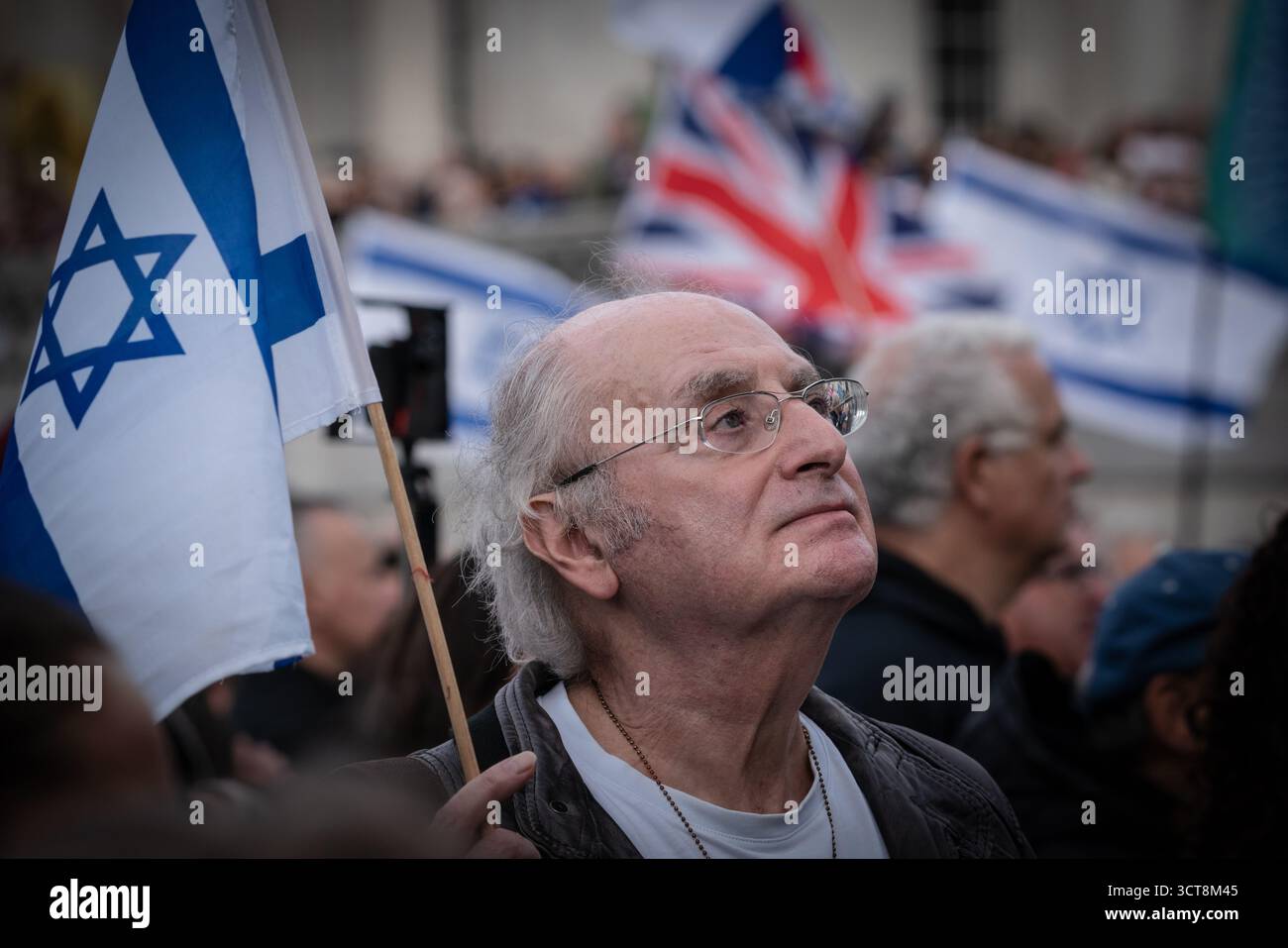 Londra, Regno Unito. 5 ottobre 2025. Gli ebrei britannici, i membri e i sostenitori della comunità israeliana a Londra tengono una veglia a Trafalgar Square per celebrare il secondo anniversario degli attentati del 7 ottobre e piangono le vittime dell’attentato terroristico della sinagoga di Manchester di giovedì. Organizzato dal Consiglio dei deputati e dal Consiglio della leadership ebraica (JLC), il memoriale ha visto i membri della comunità e gli alleati riunirsi nella piazza, riempiendola fino ai gradini della Galleria Nazionale. Crediti: Guy Corbishley/Alamy Live News Foto Stock