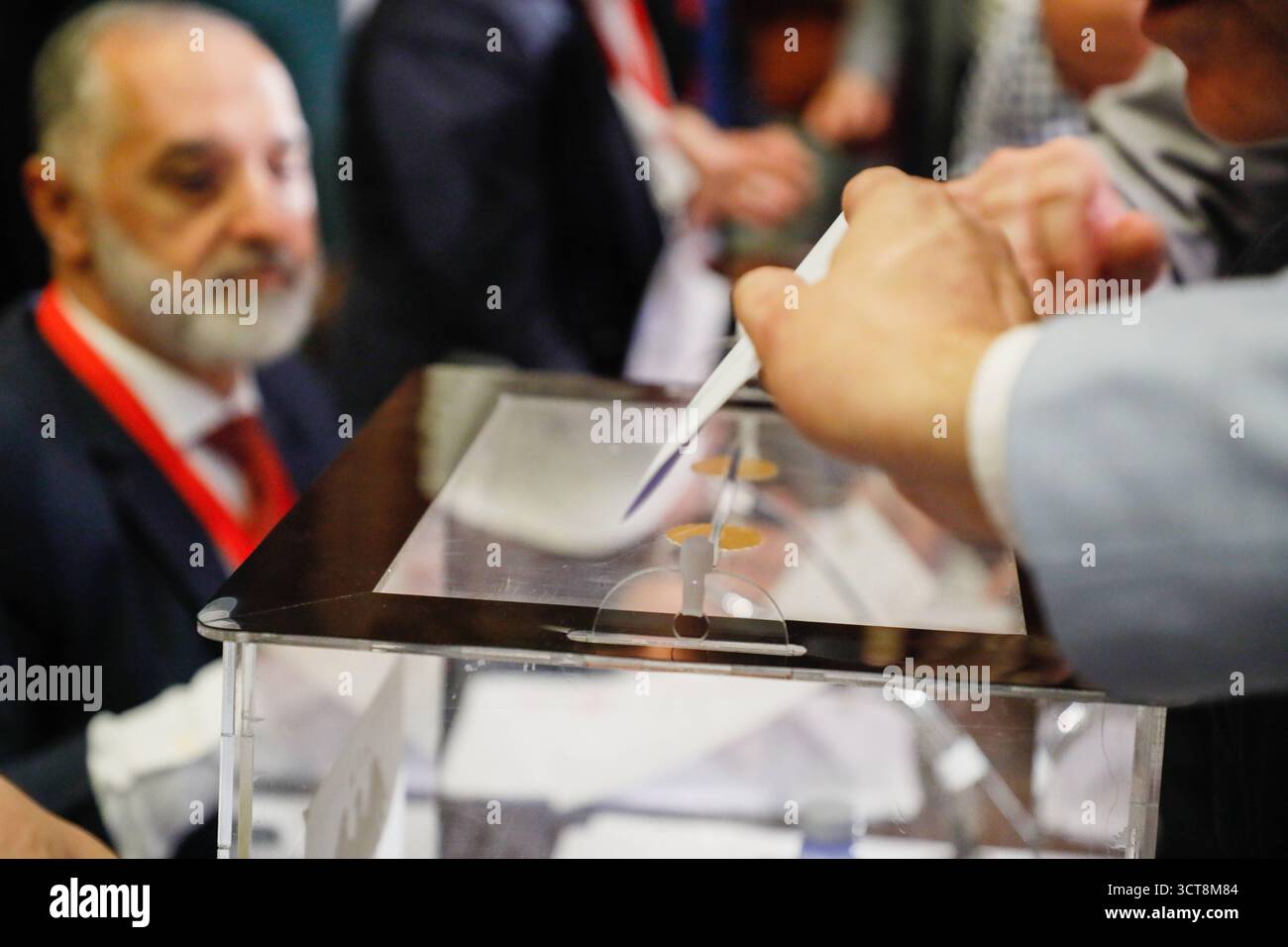 La Siria tiene le prime elezioni parlamentari da quando gli Assad cadono i membri delle commissioni elettorali contano i voti durante le prime elezioni parlamentari siriane dalla caduta del governo di Bashar al-Assads, ad Aleppo, il 5 ottobre 2025. Damasco Siria Copyright: XMohammadxBashirxAldaherx Foto Stock