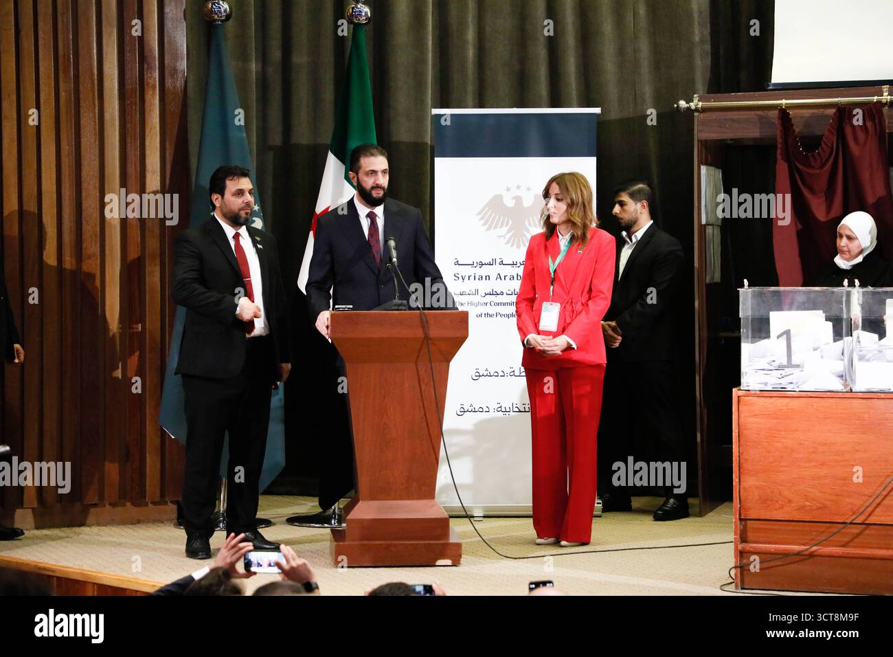 La Siria tiene le prime elezioni parlamentari da Assads Fall Damasco, Siria 5 ottobre 2025: Il presidente Ahmed al-Sharaa parla agli elettori in un seggio elettorale all'interno della Biblioteca Nazionale durante le prime elezioni parlamentari siriane dalla caduta del regime di Assad. Le elezioni si svolgono in 50 distretti in 11 province, escluse Suwayda, Raqqa e al-Hasakah, con 1.574 candidati in competizione per i seggi all'Assemblea popolare. Damasco Siria Copyright: XMohammadxBashirxAldaherx Foto Stock