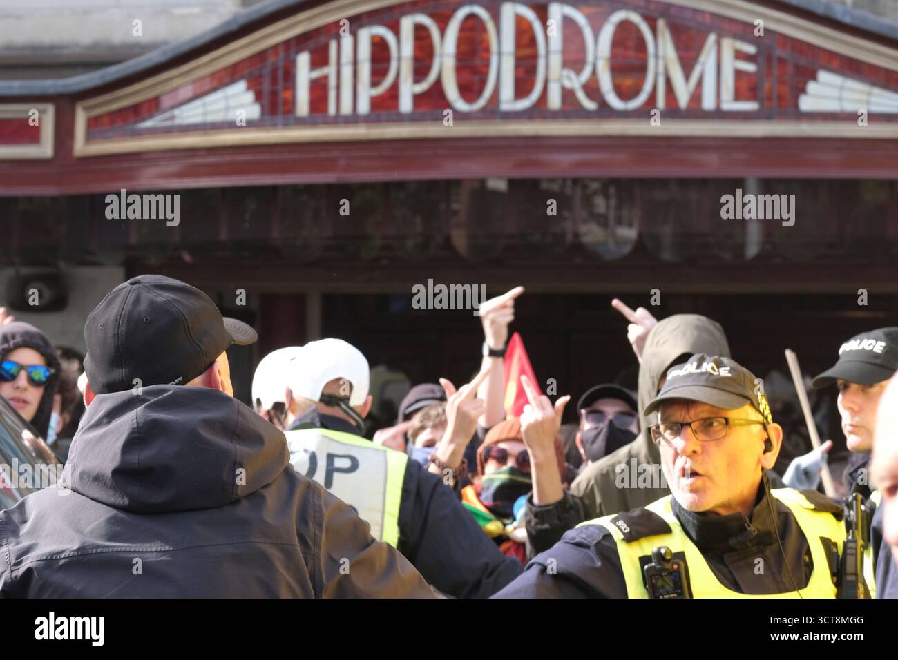 Bristol, Regno Unito. 5 ottobre 2025. Scuffles fuori dall'ippodromo.i patrioti di destra con le bandiere di San Giorgio e dell'Unione si riuniscono al cenotafio di Bristol, per protestare contro l'immigrazione. Gli attivisti, molti che si identificano come antifascisti, che credono che migranti e rifugiati debbano essere accolti, hanno organizzato una contro-protesta. Avon e la polizia di Somerset hanno adottato misure per consentire una protesta pacifica, ma intendono tenere tutti al sicuro tenendo separate le due parti. Crediti: JMF News/Alamy Live News Foto Stock