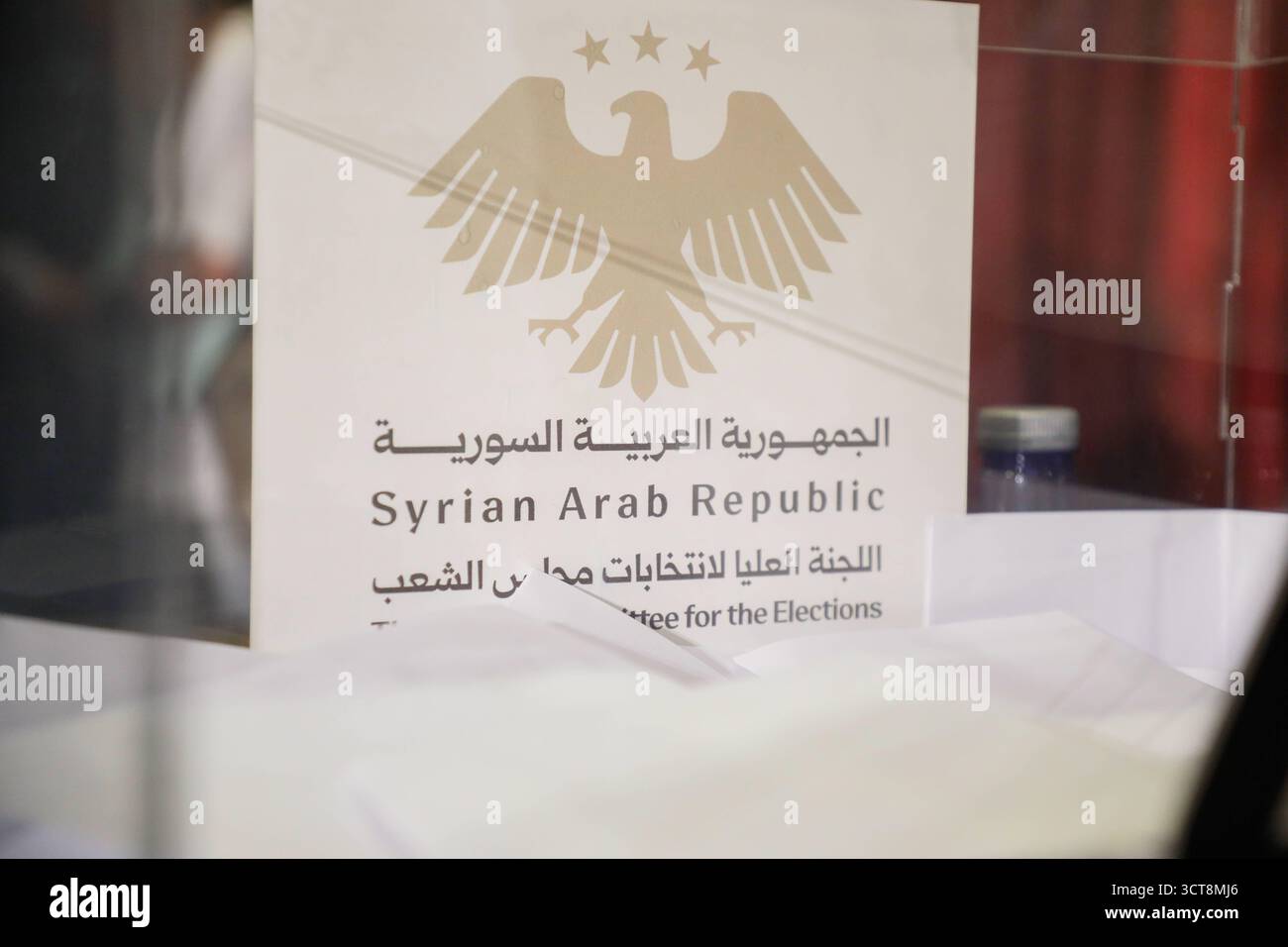 La Siria tiene le prime elezioni parlamentari da quando gli Assad cadono i membri delle commissioni elettorali contano i voti durante le prime elezioni parlamentari siriane dalla caduta del governo di Bashar al-Assads, ad Aleppo, il 5 ottobre 2025. Damasco Siria Copyright: XMohammadxBashirxAldaherx Foto Stock