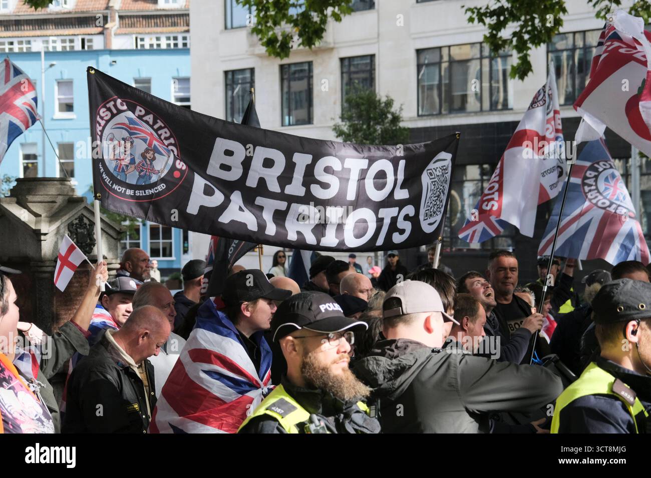Bristol, Regno Unito. 5 ottobre. I cosiddetti patrioti, con San Giorgio e le bandiere dell'Unione si riuniscono al Cenotafio di Bristol, per protestare contro l'immigrazione. Gli attivisti, molti che si identificano come antifascisti, che credono che migranti e rifugiati debbano essere accolti, hanno organizzato una contro-protesta. Avon e la polizia di Somerset hanno adottato misure per consentire una protesta pacifica, ma intendono tenere tutti al sicuro tenendo separate le due parti. Crediti: JMF News/Alamy Live News Foto Stock