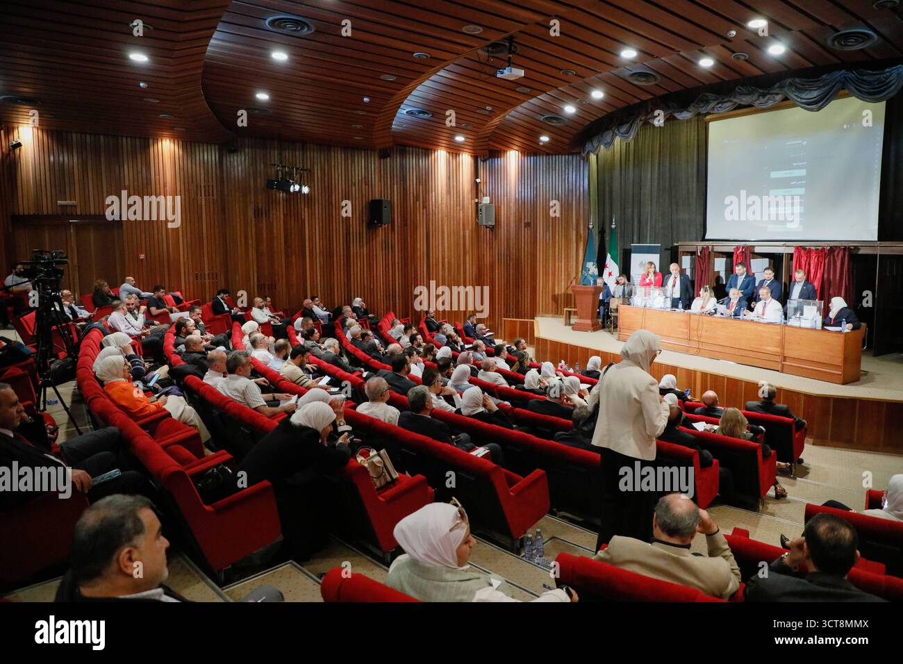 La Siria tiene le prime elezioni parlamentari da quando gli Assad cadono i membri delle commissioni elettorali contano i voti durante le prime elezioni parlamentari siriane dalla caduta del governo di Bashar al-Assads, ad Aleppo, il 5 ottobre 2025. Damasco Siria Copyright: XMohammadxBashirxAldaherx Foto Stock