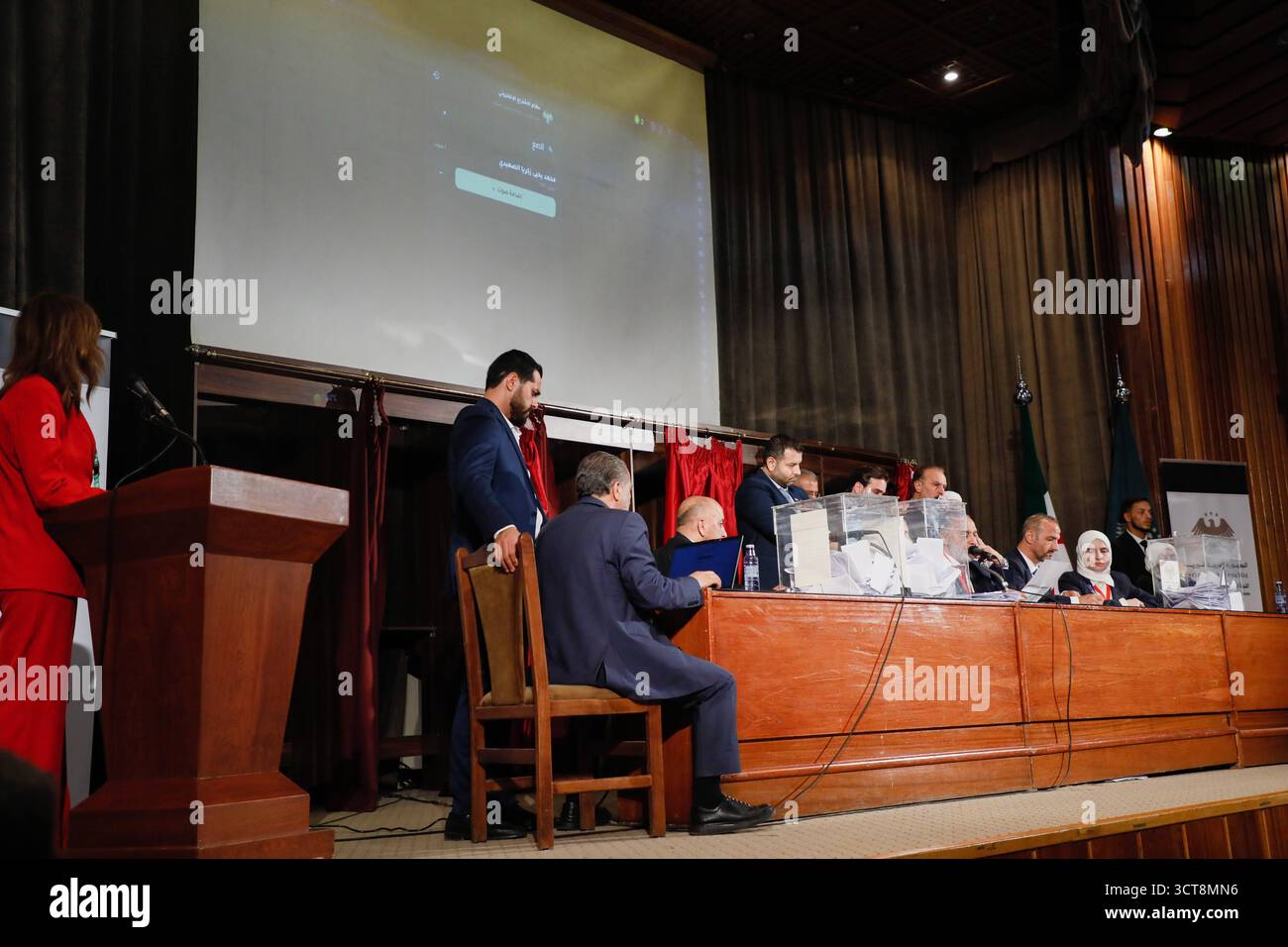 La Siria tiene le prime elezioni parlamentari da quando gli Assad cadono i membri delle commissioni elettorali contano i voti durante le prime elezioni parlamentari siriane dalla caduta del governo di Bashar al-Assads, ad Aleppo, il 5 ottobre 2025. Damasco Siria Copyright: XMohammadxBashirxAldaherx Foto Stock