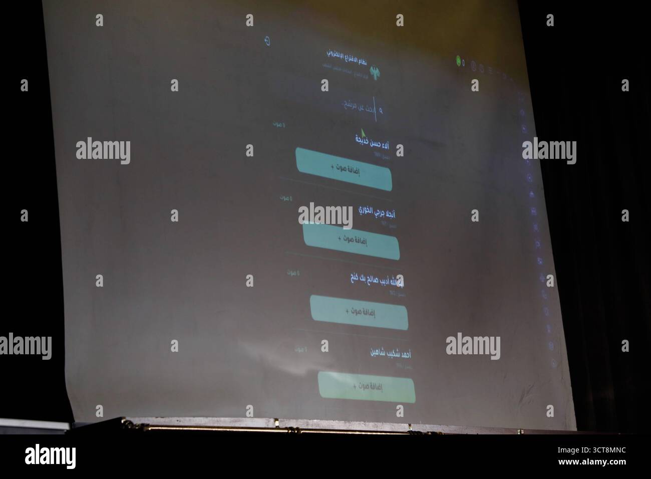 La Siria tiene le prime elezioni parlamentari da quando gli Assad cadono i membri delle commissioni elettorali contano i voti durante le prime elezioni parlamentari siriane dalla caduta del governo di Bashar al-Assads, ad Aleppo, il 5 ottobre 2025. Damasco Siria Copyright: XMohammadxBashirxAldaherx Foto Stock