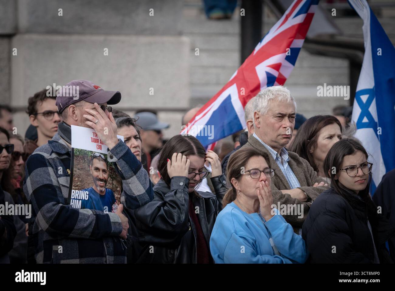 Londra, Regno Unito. 5 ottobre 2025. Gli ebrei britannici, i membri e i sostenitori della comunità israeliana a Londra tengono una veglia a Trafalgar Square per celebrare il secondo anniversario degli attentati del 7 ottobre e piangono le vittime dell’attentato terroristico della sinagoga di Manchester di giovedì. Organizzato dal Consiglio dei deputati e dal Consiglio della leadership ebraica (JLC), il memoriale ha visto i membri della comunità e gli alleati riunirsi nella piazza, riempiendola fino ai gradini della Galleria Nazionale. Crediti: Guy Corbishley/Alamy Live News Foto Stock