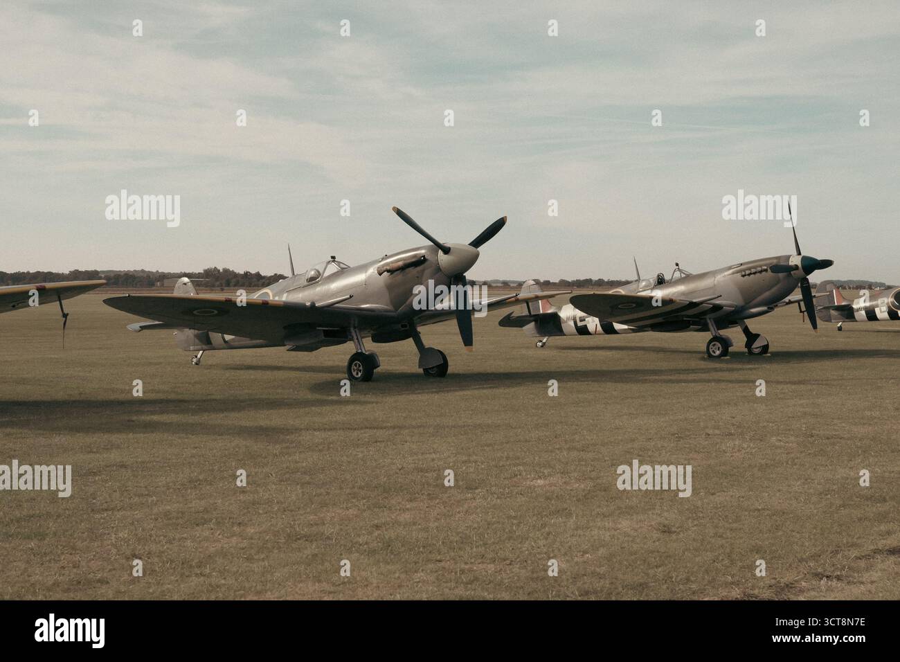 Storico aereo da caccia Spitfire sul campo d'aviazione di Duxford Foto Stock