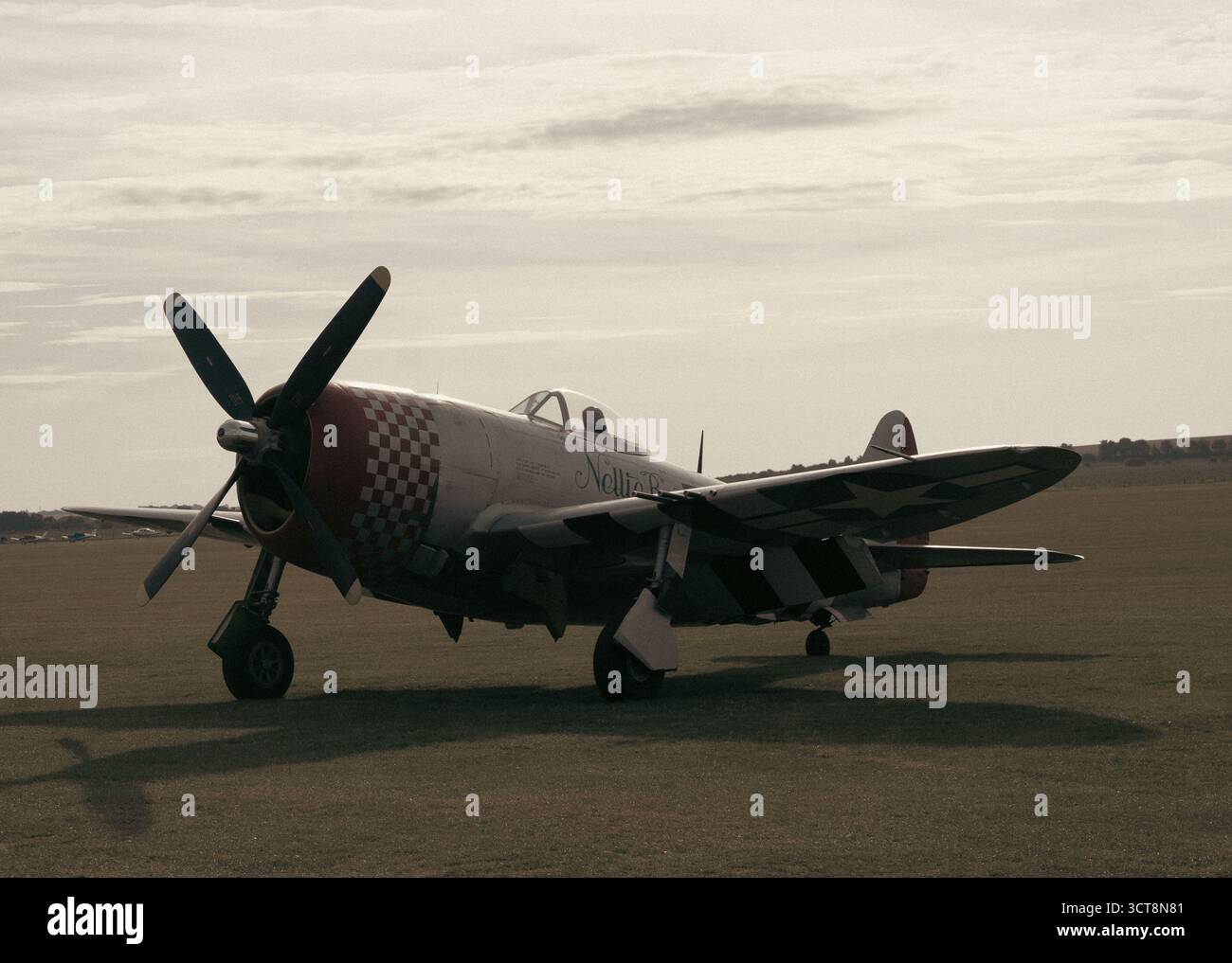 Aereo da caccia North American P-51 Mustang in pista all'aeroporto di Duxford Foto Stock