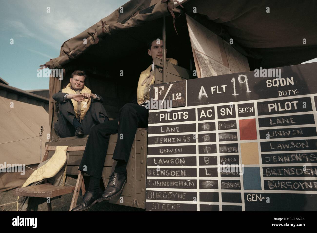 Equipaggio della RAF accanto al bordo di servizio dello squadrone presso l'aeroporto militare Foto Stock