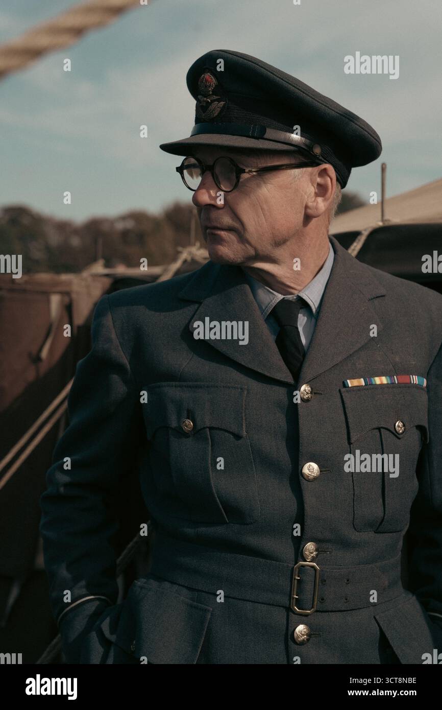 Ufficiale della RAF in uniforme con nastri di servizio presso lo storico museo dell'aviazione Foto Stock