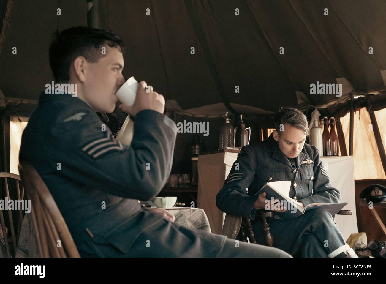 L'equipaggio della RAF si gode una pausa tè all'interno di aerei militari d'epoca a Duxford Foto Stock