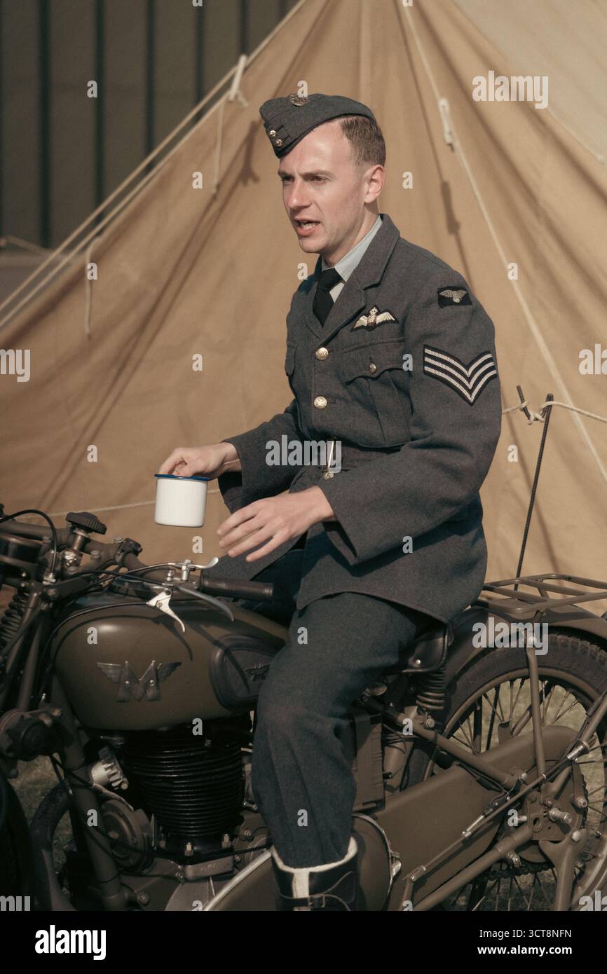 Sergente della RAF in uniforme da guerra con moto d'epoca al campo militare Foto Stock