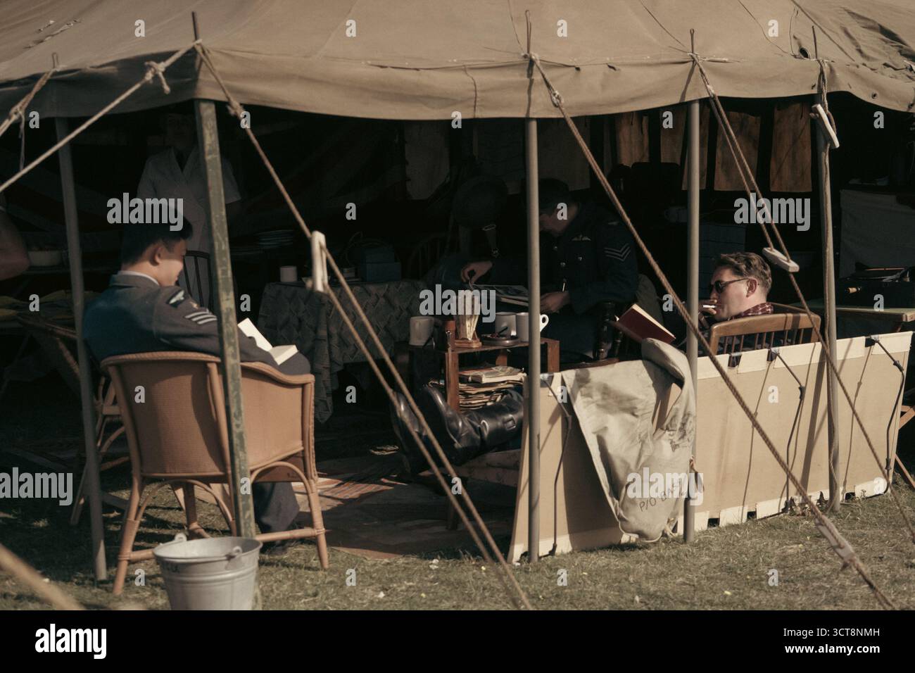Tenda militare d'epoca con personale in uniforme d'epoca in occasione di eventi di aviazione storica Foto Stock