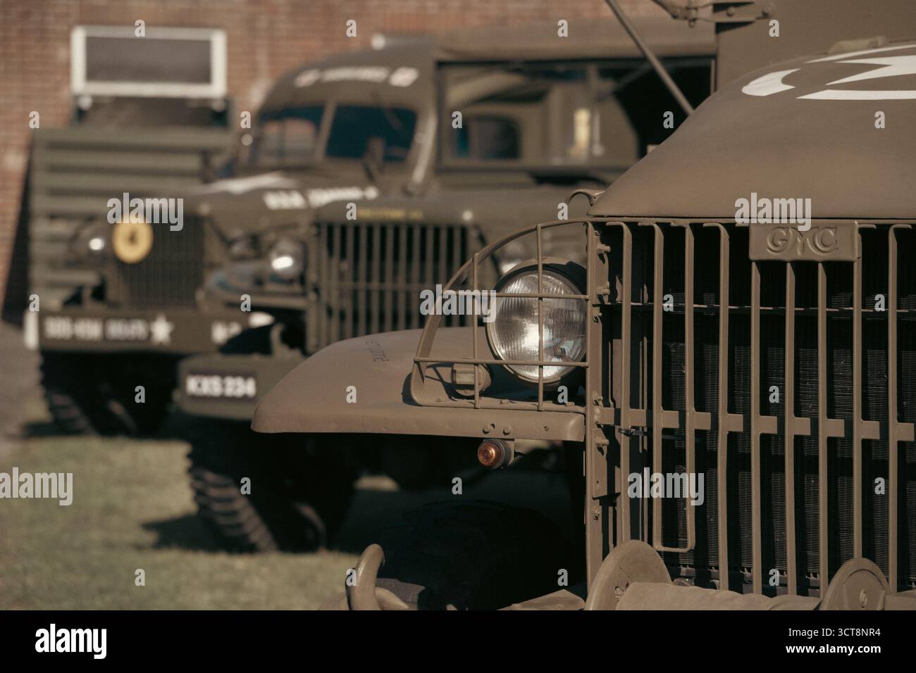 Veicoli militari d'epoca, tra cui il camion GMC esposto in mostra al museo Foto Stock