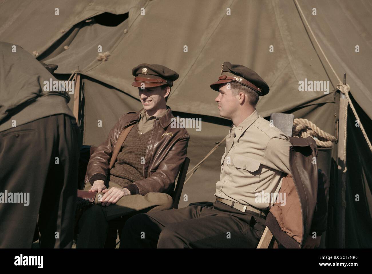 Due ufficiali della RAF in uniforme d'epoca seduti in cabina di pilotaggio di aerei militari d'epoca Foto Stock
