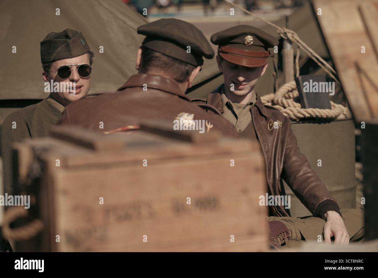 Rievocatori della seconda guerra mondiale in uniformi militari del periodo in occasione dello storico evento aeronautico Foto Stock