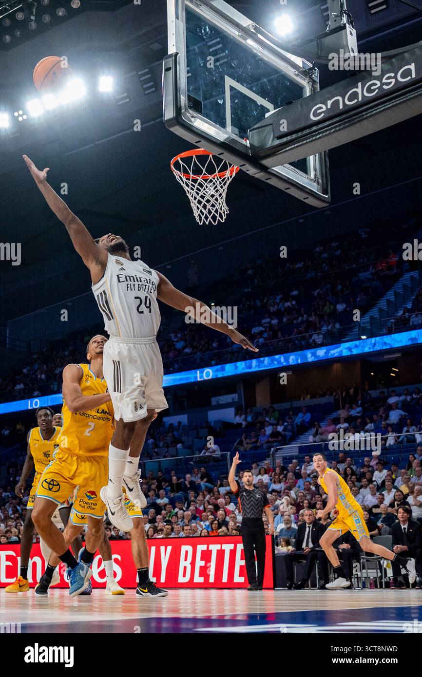 Madrid, Spagna. 5 ottobre 2025. ANDRES FELIZ del Real Madrid (L) si riprende durante la partita di Liga Endesa contro Dreamland Gran Canaria alla Movistar Arena. (Credit Image: © Alberto Gardin/ZUMA Press Wire) SOLO PER USO EDITORIALE! Non per USO commerciale! Foto Stock