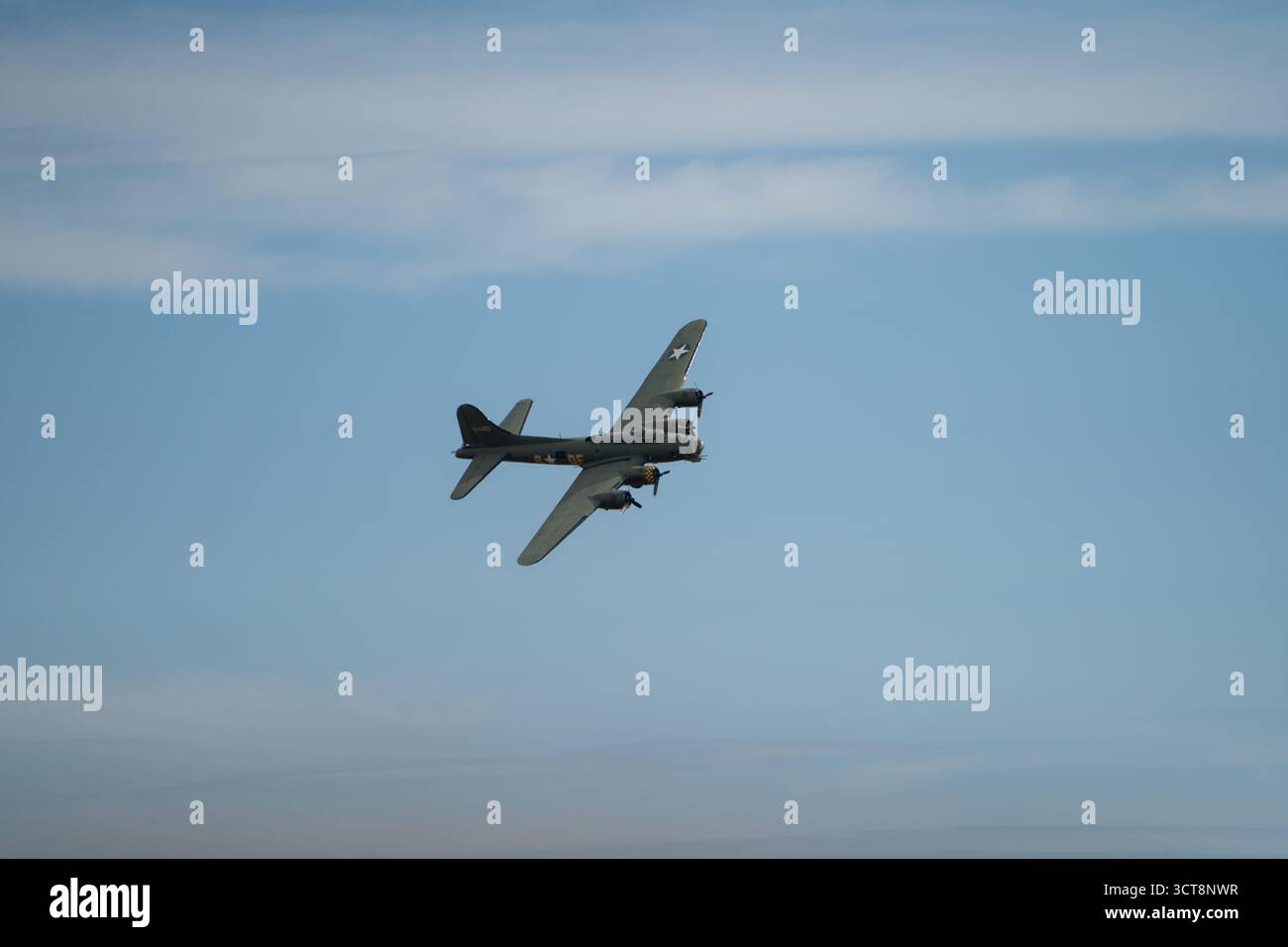 Aerei militari storici che volano contro il cielo blu nuvoloso al Duxford Airshow Foto Stock