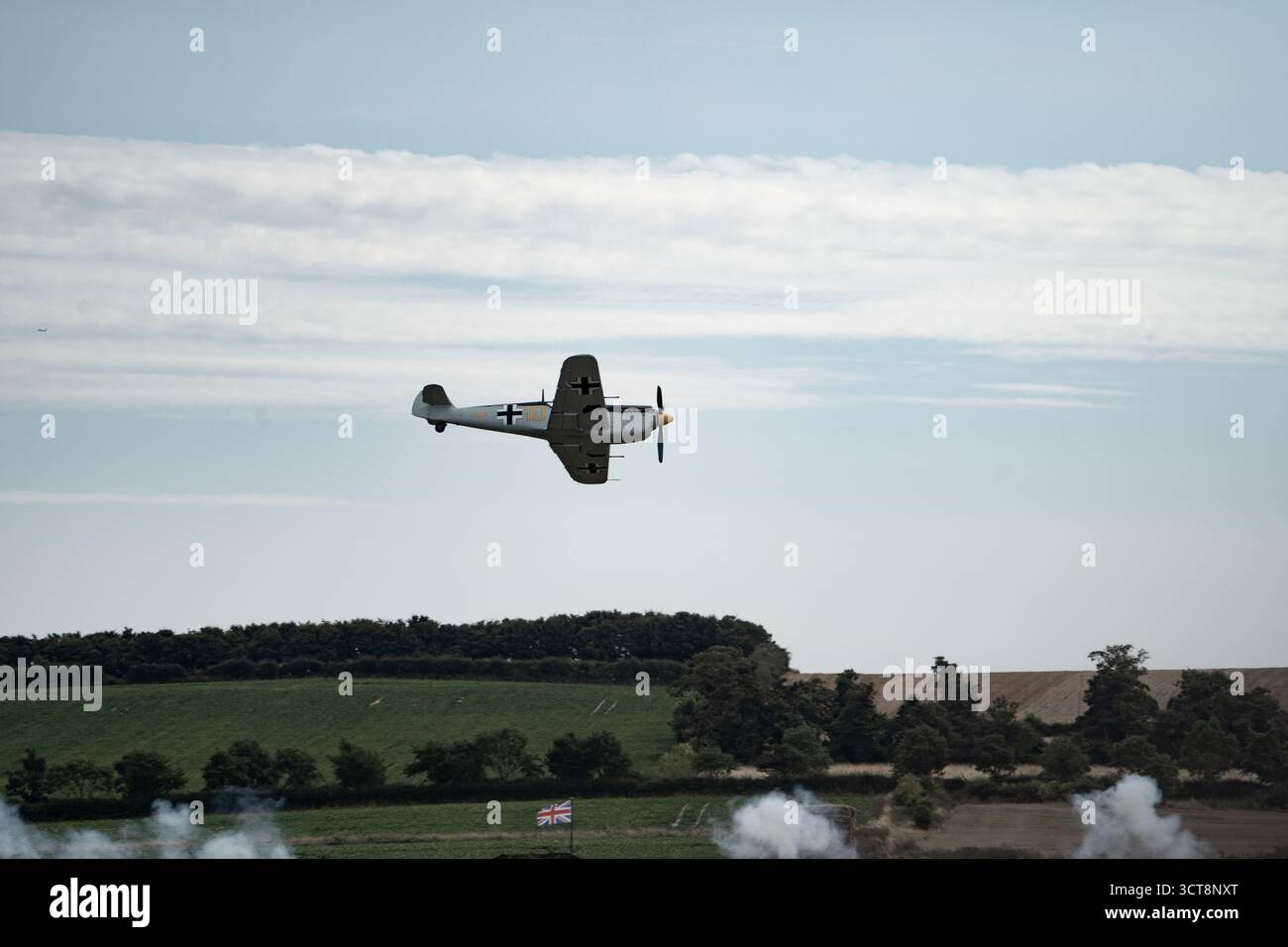 Gli storici aerei da guerra volano sopra l'aeroporto di Duxford con la campagna sottostante Foto Stock