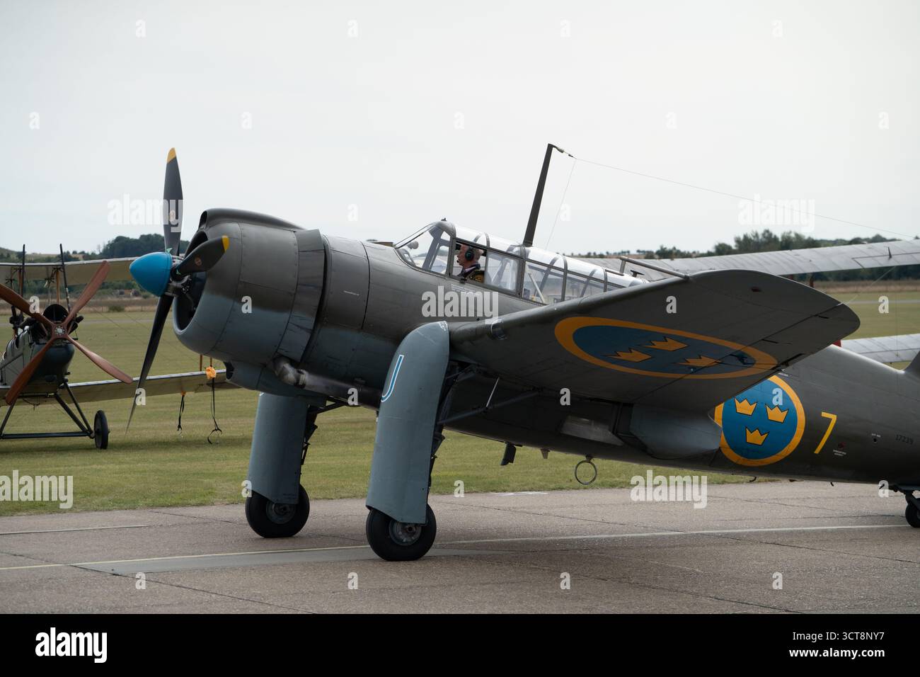 Velivoli da caccia dell'aeronautica svedese d'epoca in mostra presso lo storico aeroporto Foto Stock