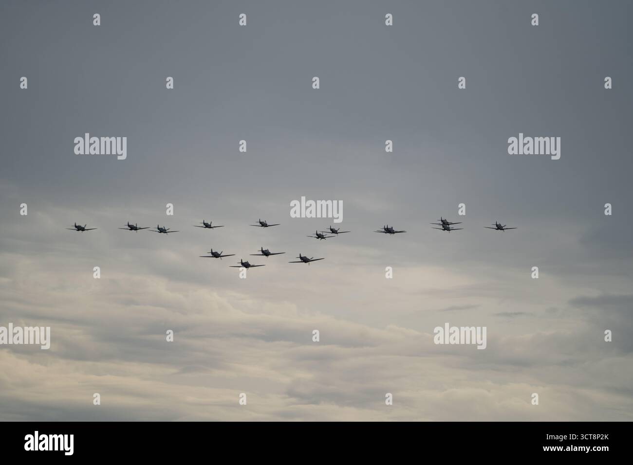 Formazione di aerei militari che volano in forma di diamante contro il cielo nuvoloso Foto Stock