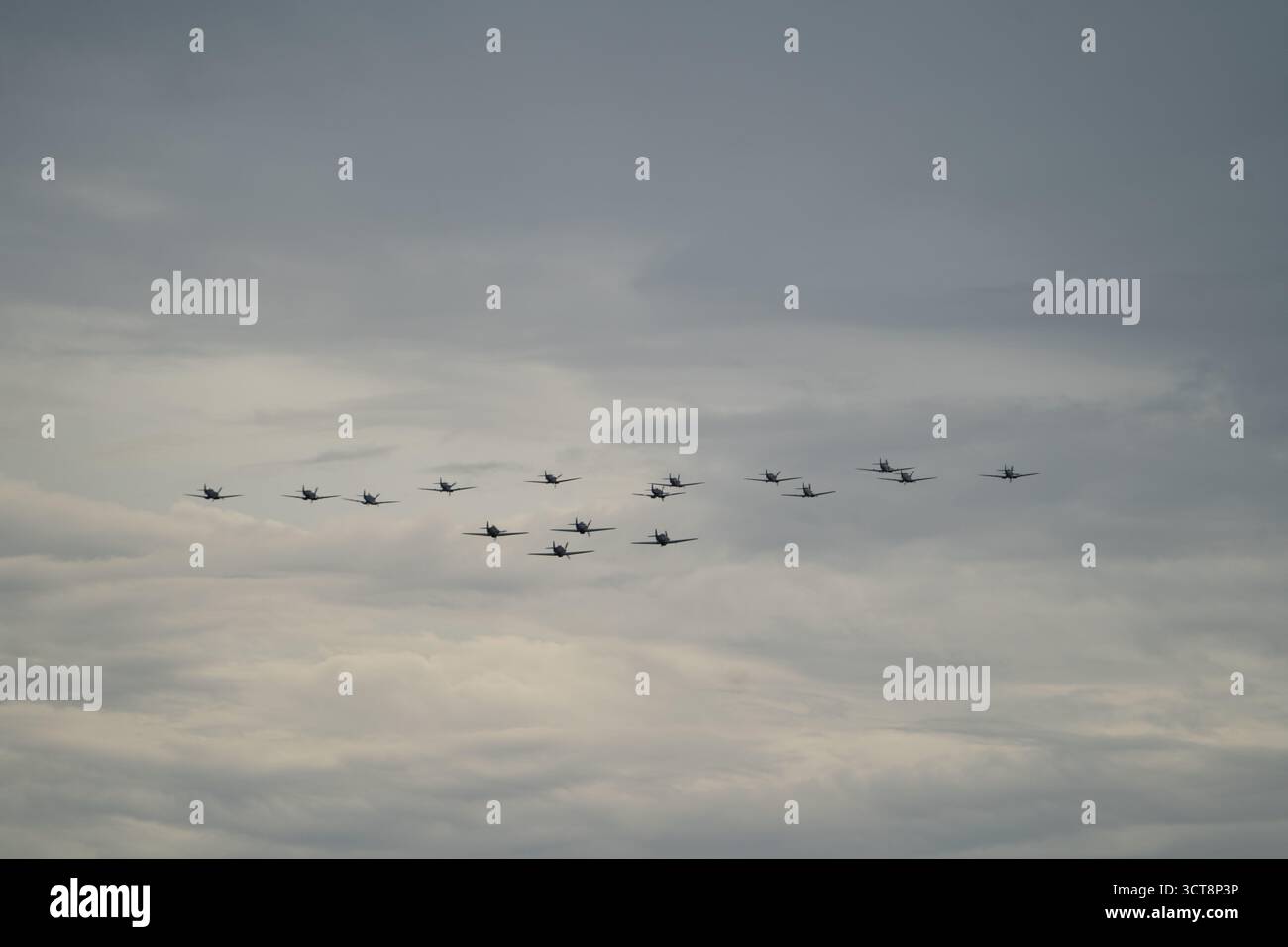 Formazione di aerei militari che volano in cielo nuvoloso al Duxford Airshow Foto Stock