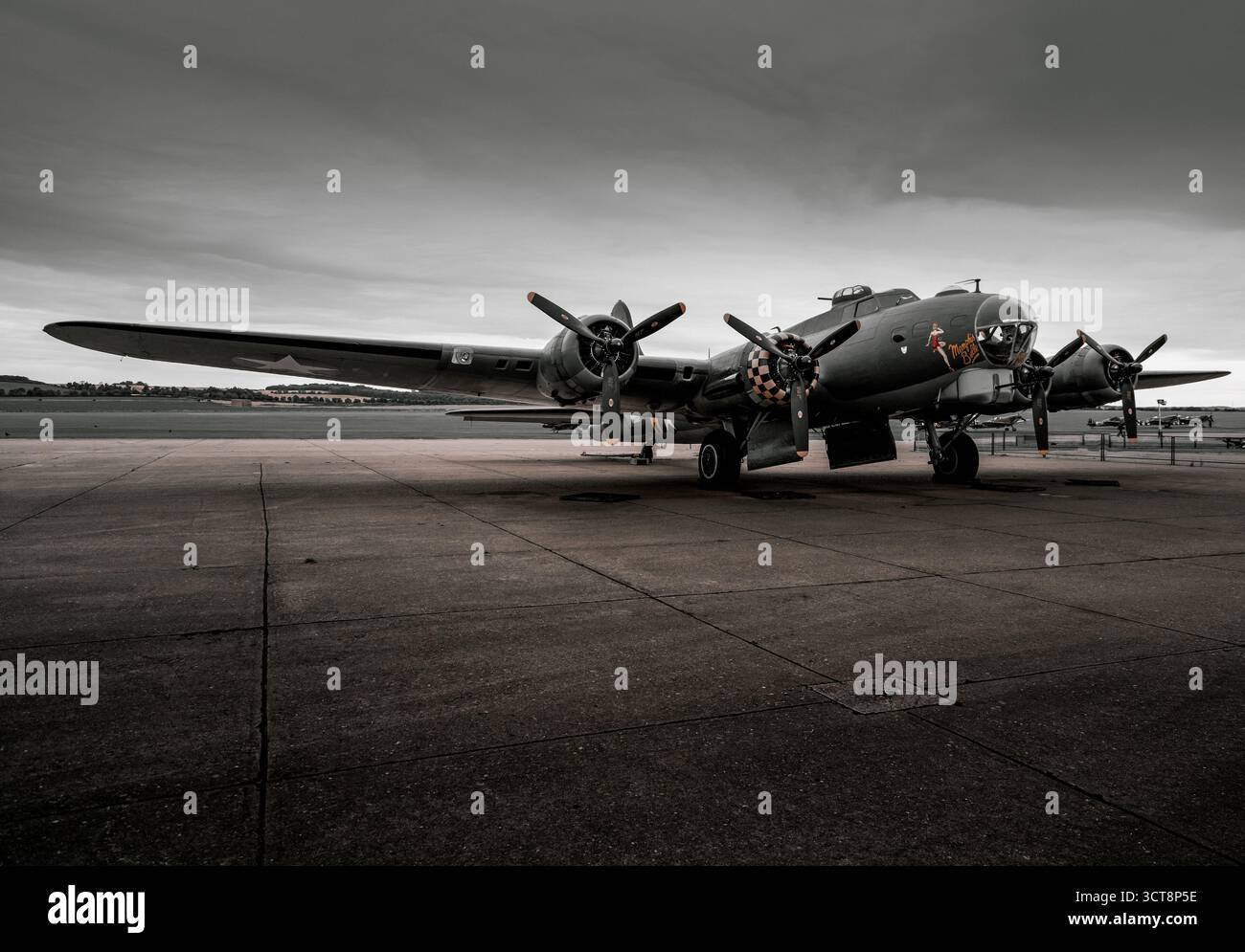 Storico bombardiere B-17 Flying Fortress su asfalto sotto il cielo nuvoloso di Duxford Foto Stock