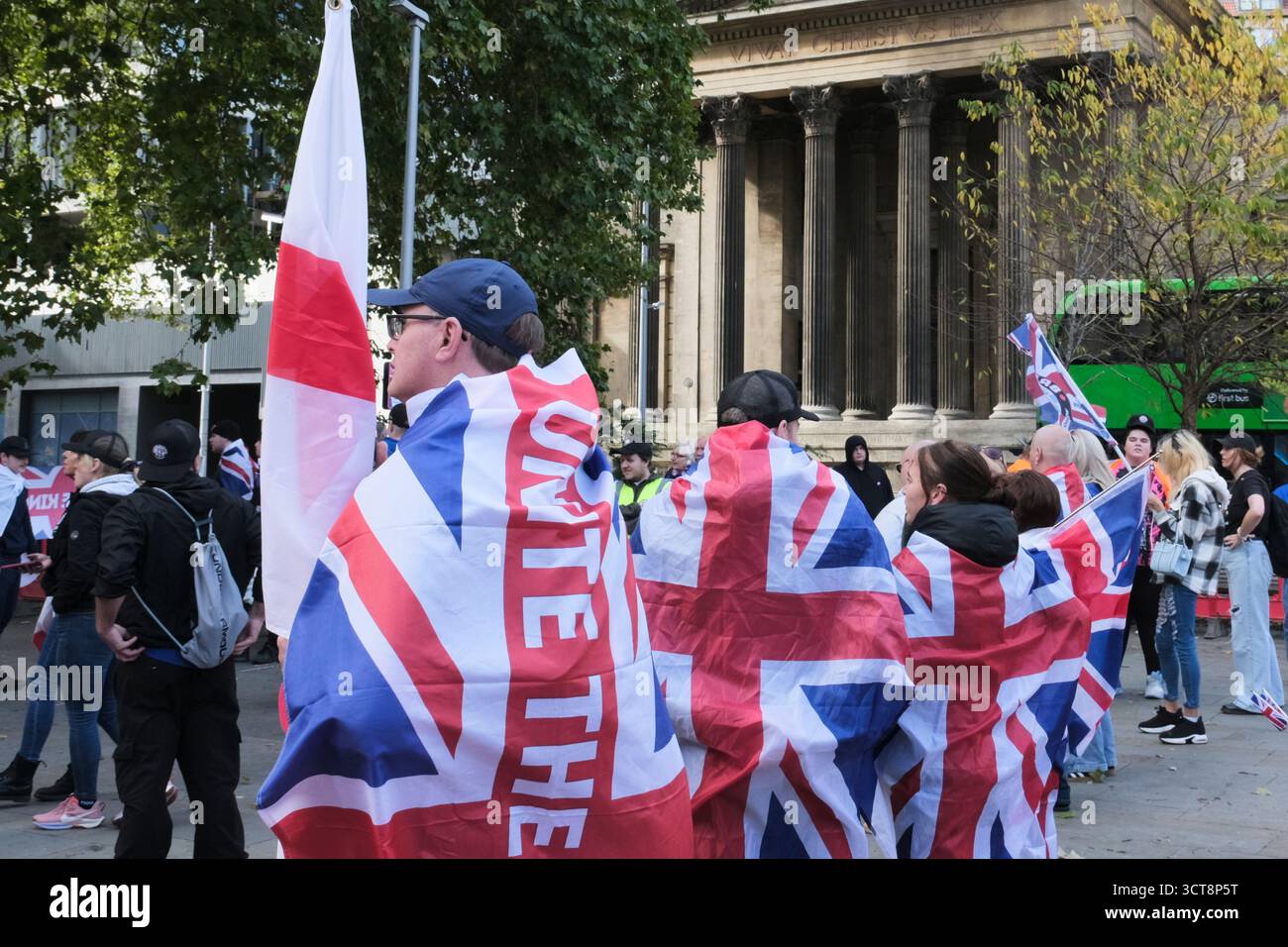 Bristol, Regno Unito. 5 ottobre. I cosiddetti patrioti, con San Giorgio e le bandiere dell'Unione si riuniscono al Cenotafio di Bristol, per protestare contro l'immigrazione. Gli attivisti, molti che si identificano come antifascisti, che credono che migranti e rifugiati debbano essere accolti, hanno organizzato una contro-protesta. Avon e la polizia di Somerset hanno adottato misure per consentire una protesta pacifica, ma intendono tenere tutti al sicuro tenendo separate le due parti. Crediti: JMF News/Alamy Live News Foto Stock